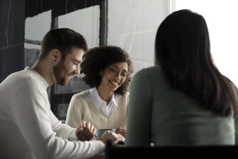 A comunicação interna é uma ferramenta poderosa de transmissão de informações, focada em fortalecer a cultura organizacional e estimular o engajamento das equipes.